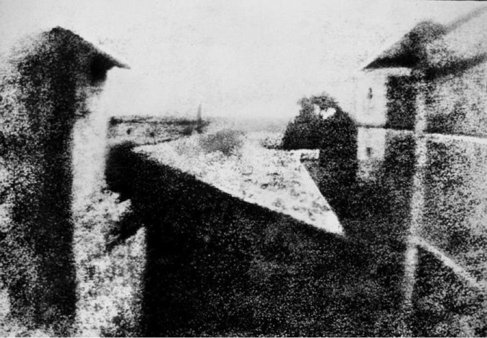 „View from the Window at Le Gras”, Nicéphore Niépce, 1926 (sursă www.wikipedia.org)