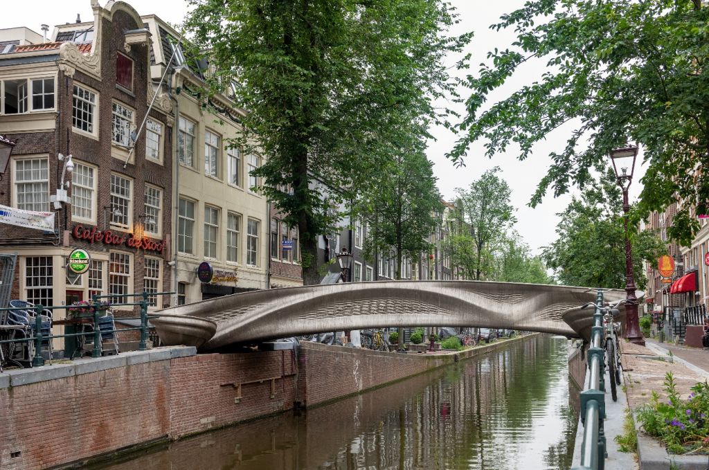 3_MX3D Bridge City Center Amsterdam Credit Thea van den Heuvel