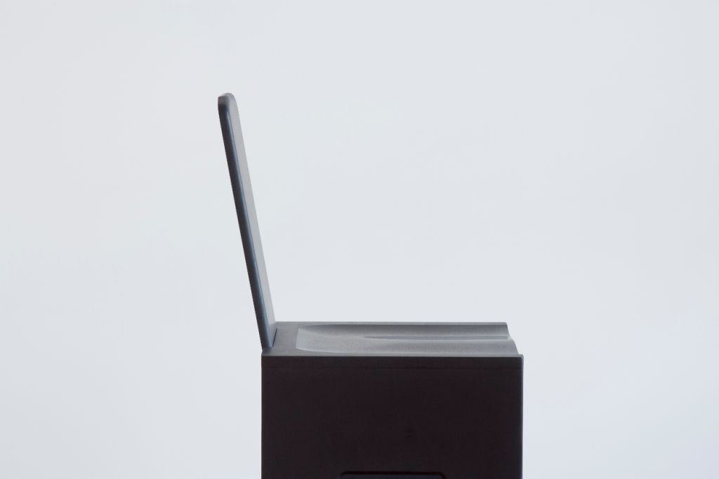 4_Tom Robinson_Evolve_Chair Side prodile