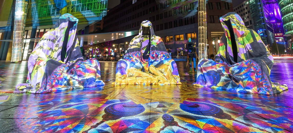 8-festivalul-interna_ional-al-luminii-prezinta-sitting-guardians-of-time-at