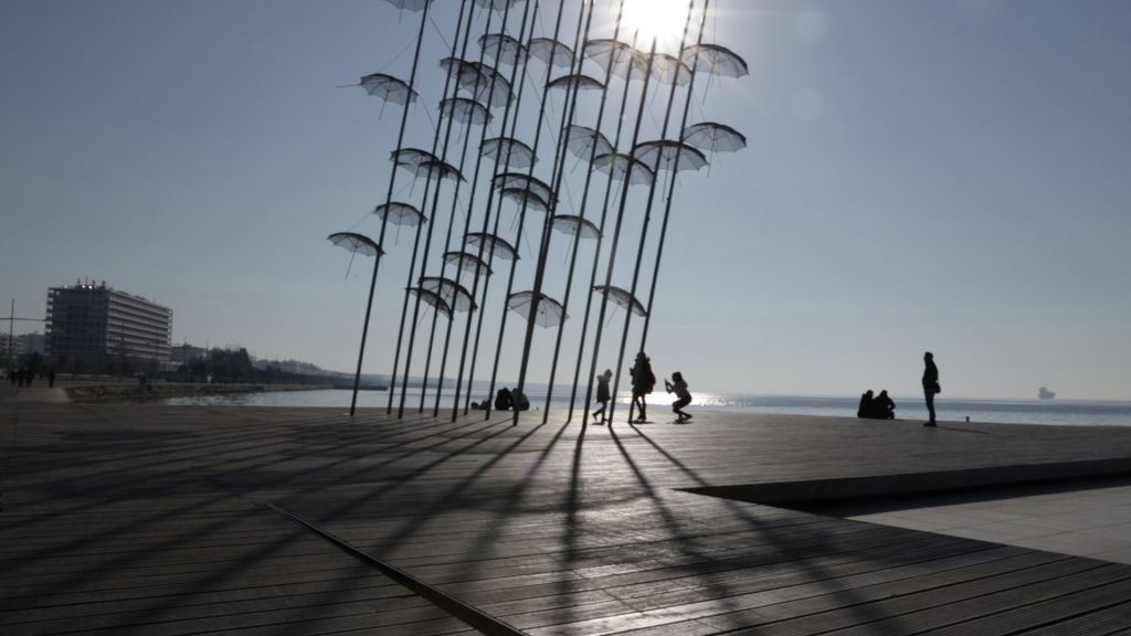 “Umbrelele din Salonic”, latura estică