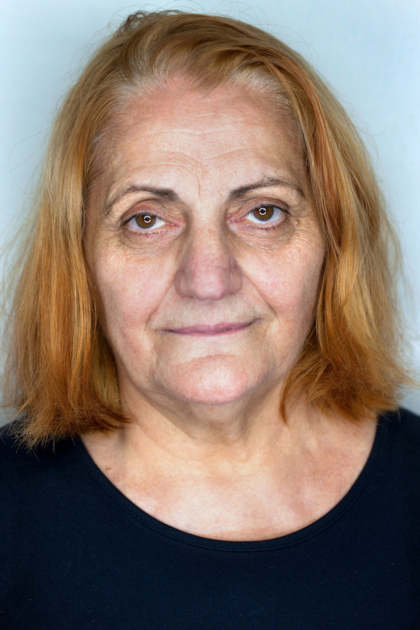 Ioana-Izabela Odor, femeia cu rochie albastră, care e luată pe sus de mineri în data de 14 iunie 1990 în scena fotografiată de Andrei Iliescu pentru France Presse.