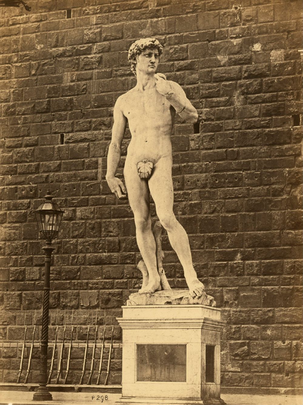 Michelangelo, David (1504). Fotografie J. B. Philpot, cca. 1865–1873