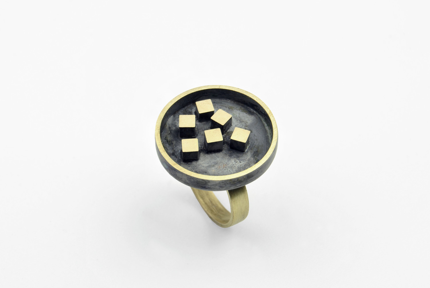Paolo Gambarelli_ring_2020_OxidizedBrass-Ruthenium_2,3cm