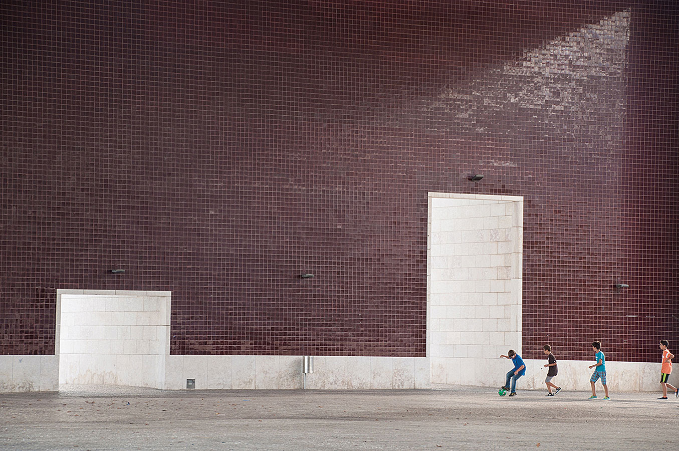 Partidă de fotbal în pavilionul Portugaliei la EXPO ’98, Parque das Nações, Lisabona, Portugalia – ecoul jucătorilor răsuna în pustiul „ferestrei spre mare” a lui Álvaro Siza, un cadru aproape suprarealist.