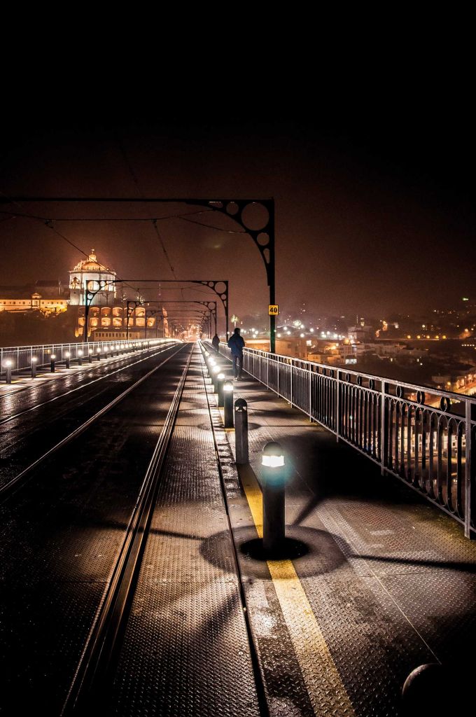 Podul Dom Luis I, peste râul Douro, Portugalia. Itinerariu alternativ pentru a cunoaște orașul Porto noaptea.