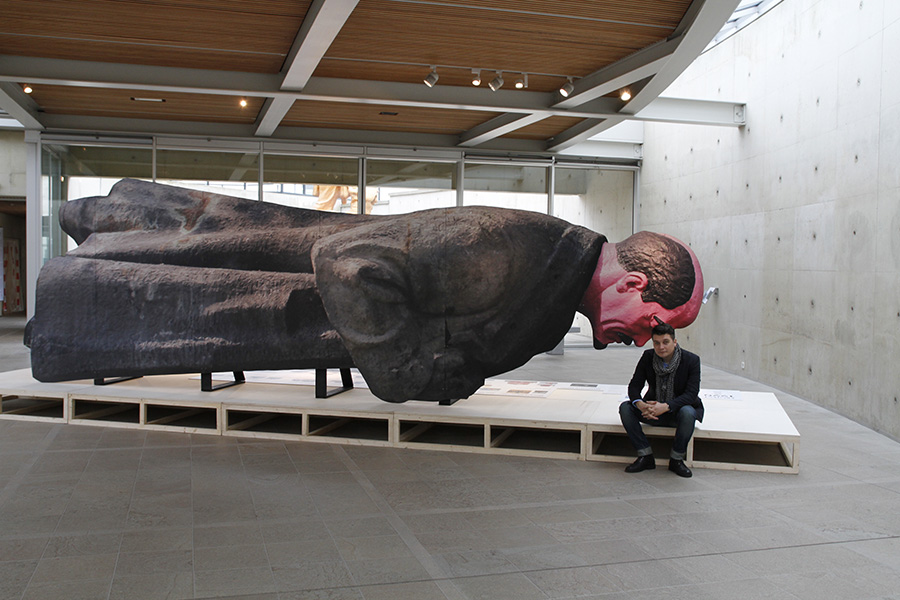 somnul-lui-lenin-beelden-an-zeen-haga-m-zgondoiu