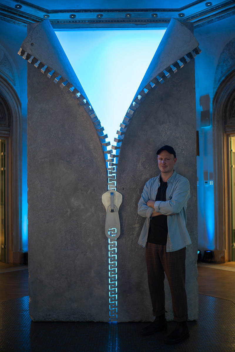 Sculptorul cu renume internațional Alex Chinneck a fost prezent la Qreator cu expoziția Unzip your Mind