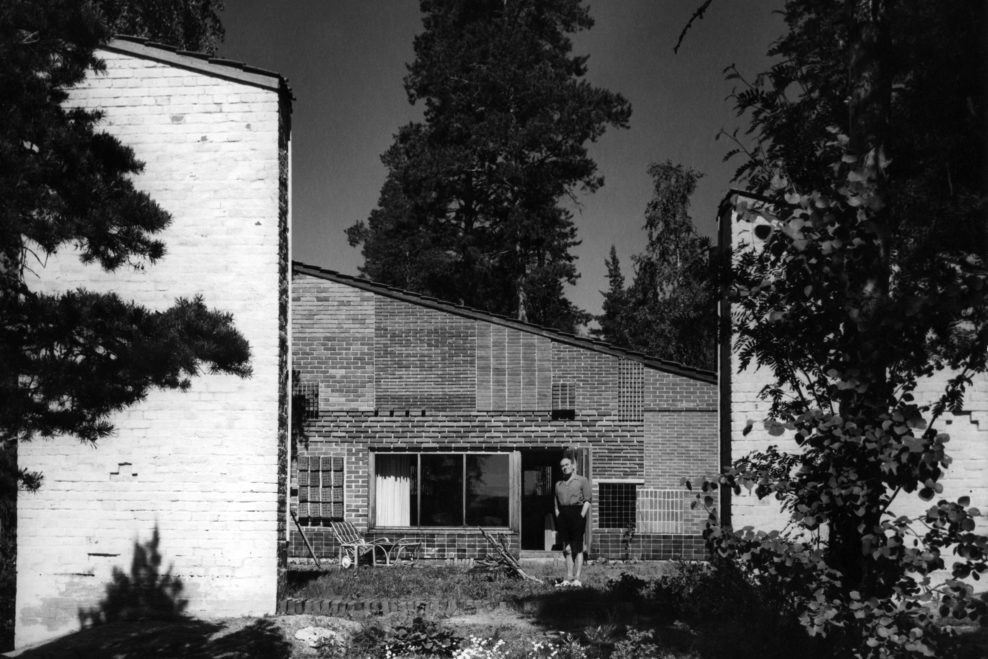 Alvar Aalto în fața „Casei Experimentale”; foto Heikki Havas, Alvar Aalto Museum