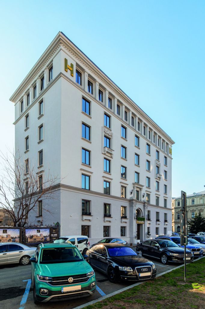 „Clădirea amplasată la intersecția dintre Calea Victoriei și Calea Griviței a primit o nouă șansă la viață odată cu restaurarea finalizată în 2020, la inițiativa Hagag Development Europe. În ciuda poziției privilegiate, clădirea a fost abandonată vreme de mai mulți ani, dar acum este reintegrată în țesutul urban, în cadrul unui proces de regenerare a zonei. ” Răzvan Bârsan + Partners