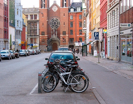 Viaţa între clădiri. Utilizările spaţiului public