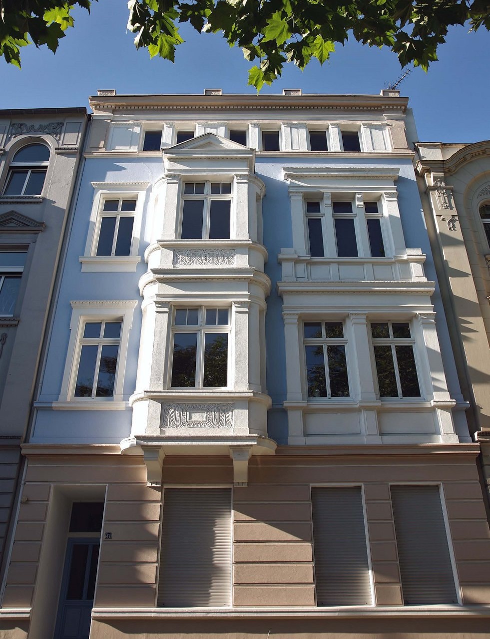 Arhitecţii şi constructorii aleg ferestrele din PVC alb pentru a evidenţia ornamentele faţadelor