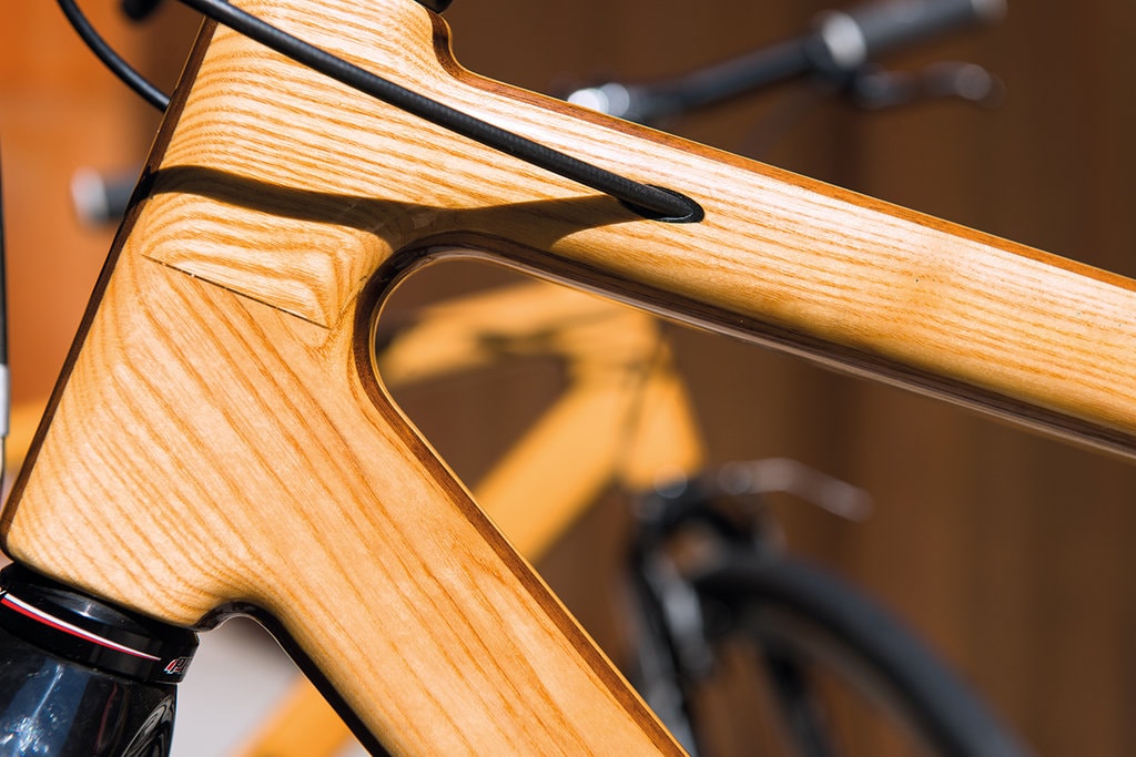 Bicicleta cu cadru de lemn produsă în România