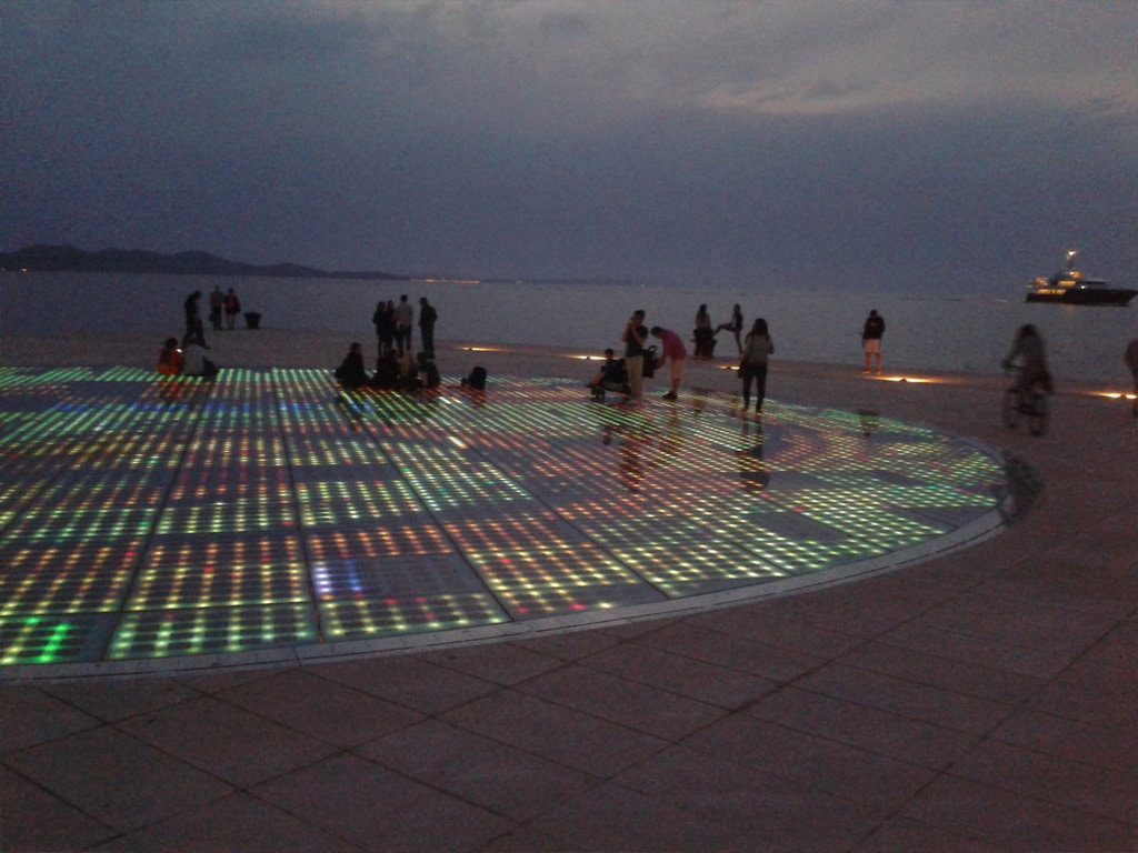 Oraşul ca galerie de artă / O promenadă avangardistă