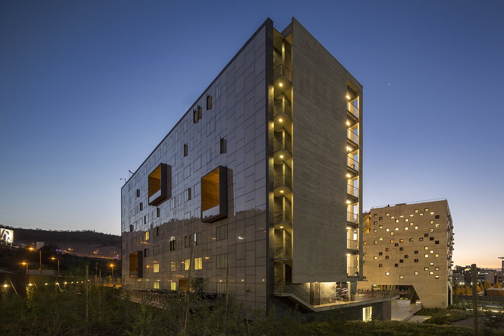 De la educaţie la practică