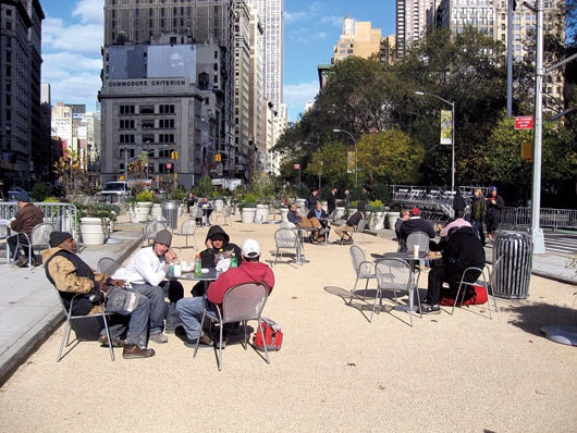 Viaţa între clădiri. Utilizările spaţiului public