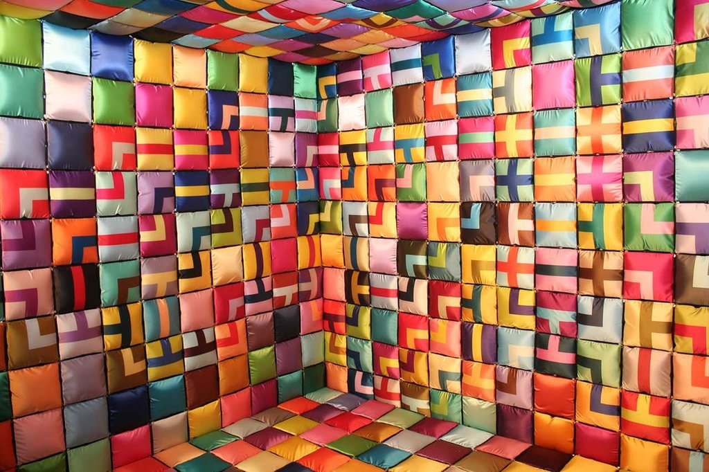 SenzArt – prima expoziţie din România dedicată persoanelor cu deficienţe senzoriale