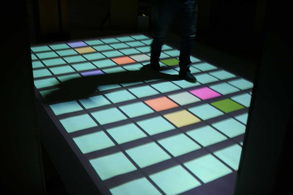 SenzArt – prima expoziţie din România dedicată persoanelor cu deficienţe senzoriale