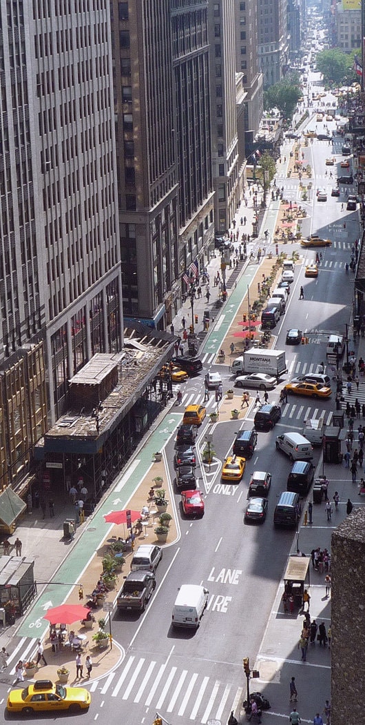 Viaţa între clădiri. Utilizările spaţiului public