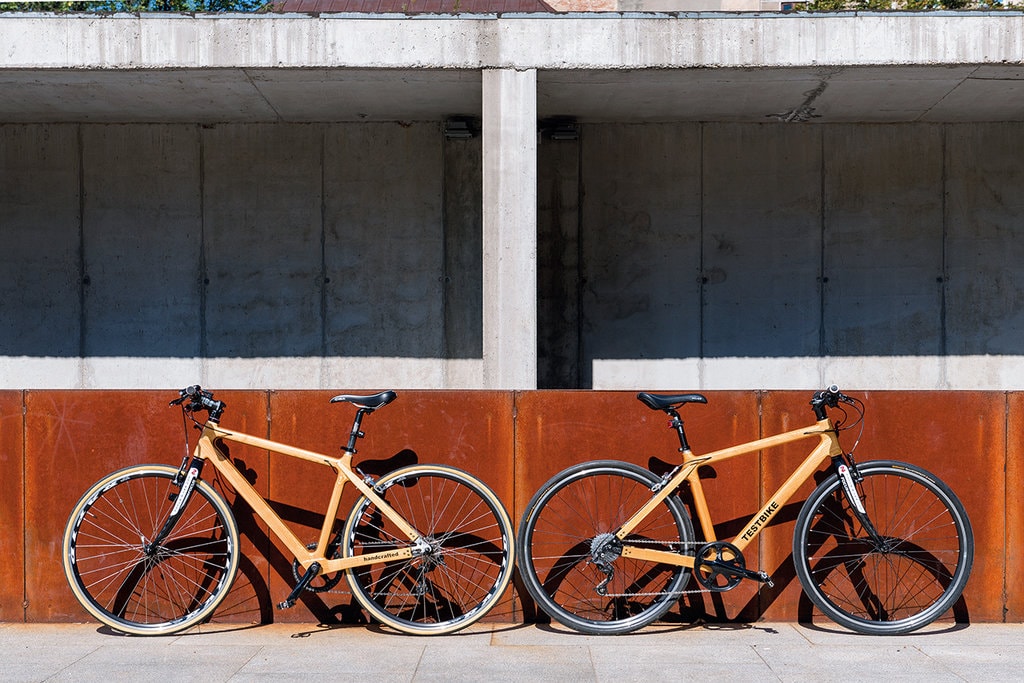 Bicicleta cu cadru de lemn produsă în România