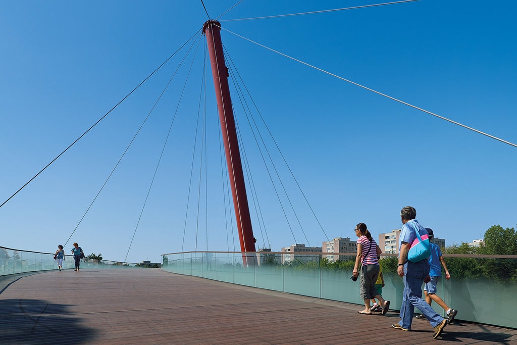 Pasarelă de sticlă peste parcul Moghioroș