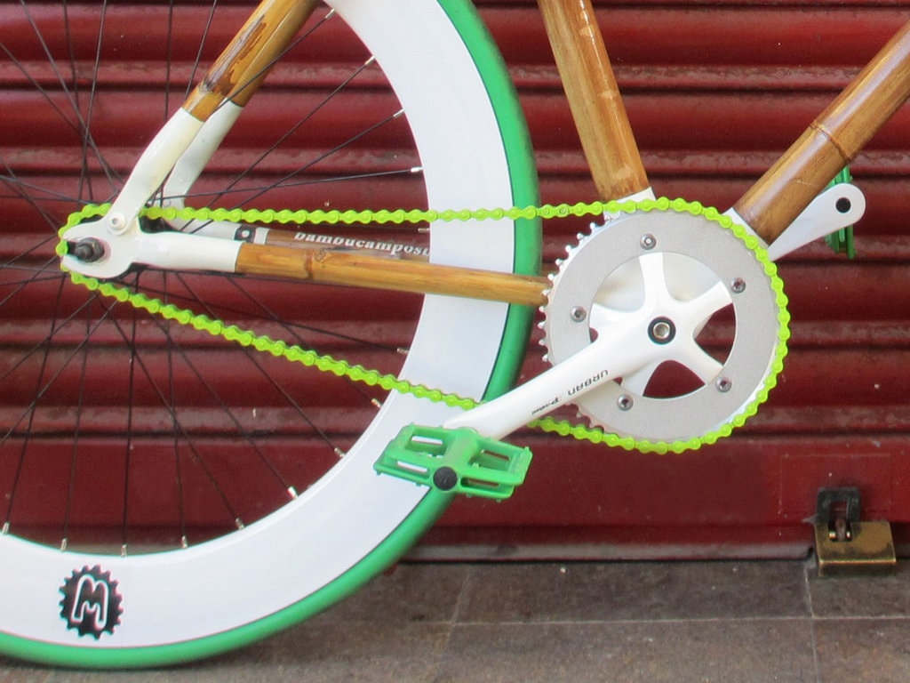 Cu bicicleta prin oraş / Cadrul din bambus