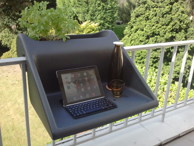 balKonzept: măsuţă şi ghiveci pentru balcoane mici