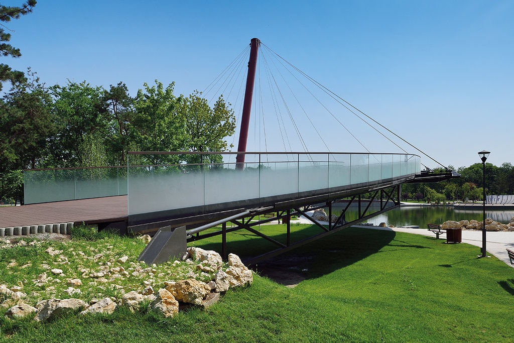 Pasarelă de sticlă peste parcul Moghioroș
