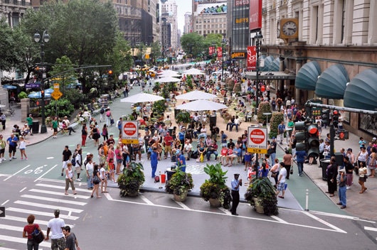 Viaţa între clădiri. Utilizările spaţiului public