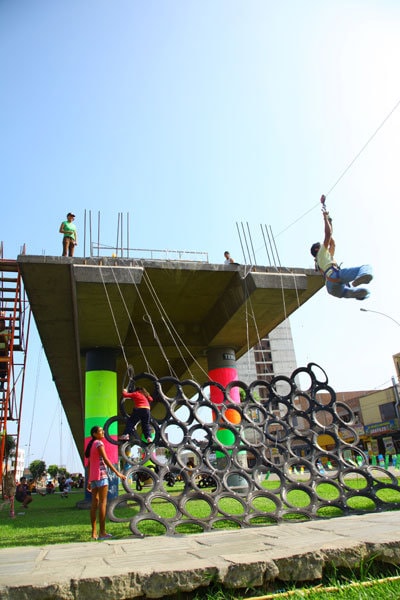 Leagăne şi scrâncioburi sub calea ferată