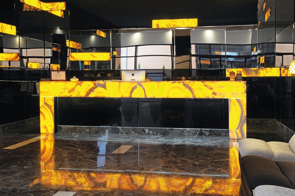 Onix, marmură şi granit. Un spaţiu cu impact vizual şi confort estetic pe măsură