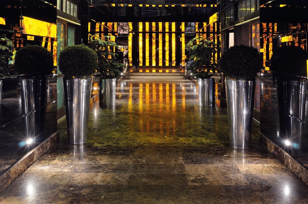 Onix, marmură şi granit. Un spaţiu cu impact vizual şi confort estetic pe măsură