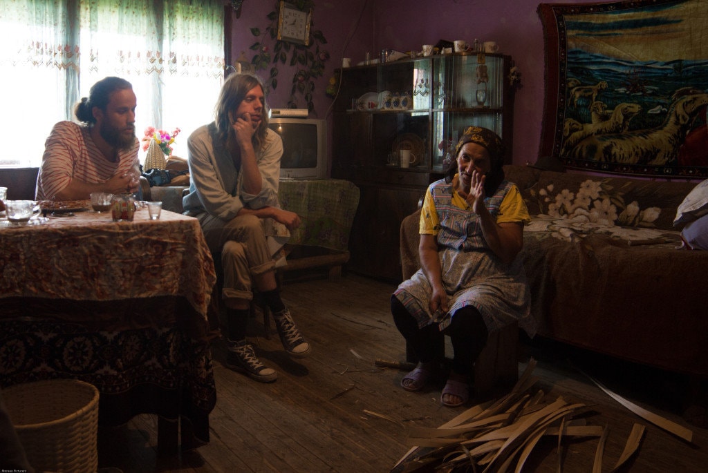 INTERVIU: Doi designeri suedezi au venit în România în căutare de meșteșugari romi