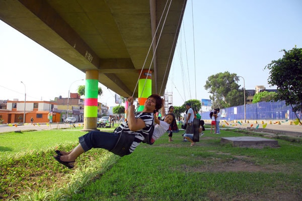 Leagăne şi scrâncioburi sub calea ferată