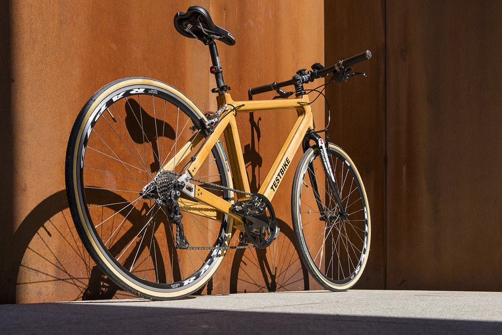 Bicicleta cu cadru de lemn produsă în România