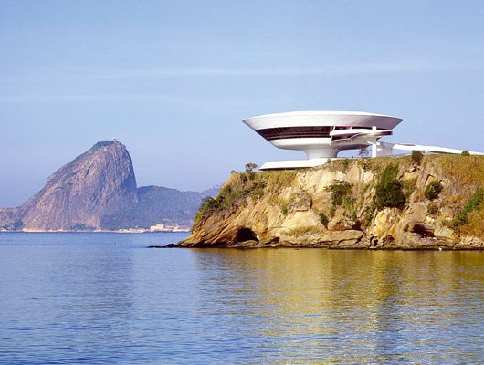 Oscar Niemeyer la 104 ani