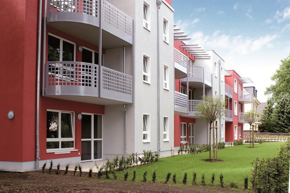 Arhitecţii şi constructorii aleg ferestrele din PVC alb pentru a evidenţia ornamentele faţadelor