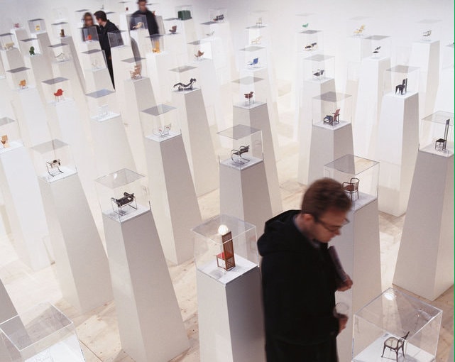 CONCURS: Câştigă una dintre cele 100 de miniaturi de scaune semnate de designeri renumiţi şi un album igloobest!