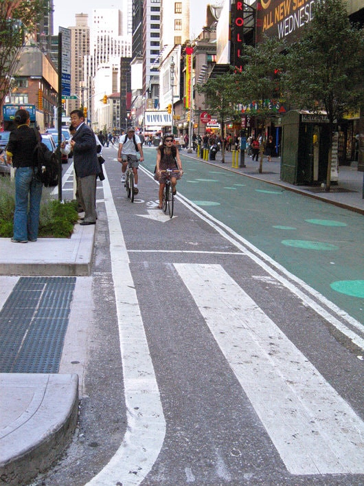 Viaţa între clădiri. Utilizările spaţiului public