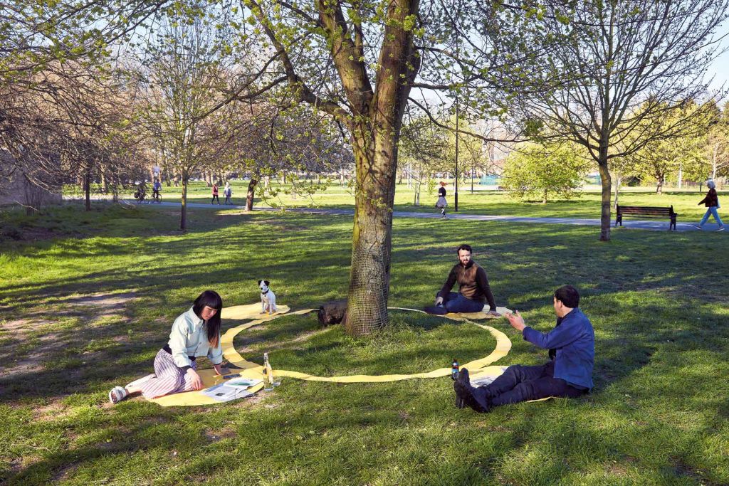 ”Here Comes The Sun” by Paul Cocksedge Studio: pătura care ne permite să ieșim în natură în era COVID-19