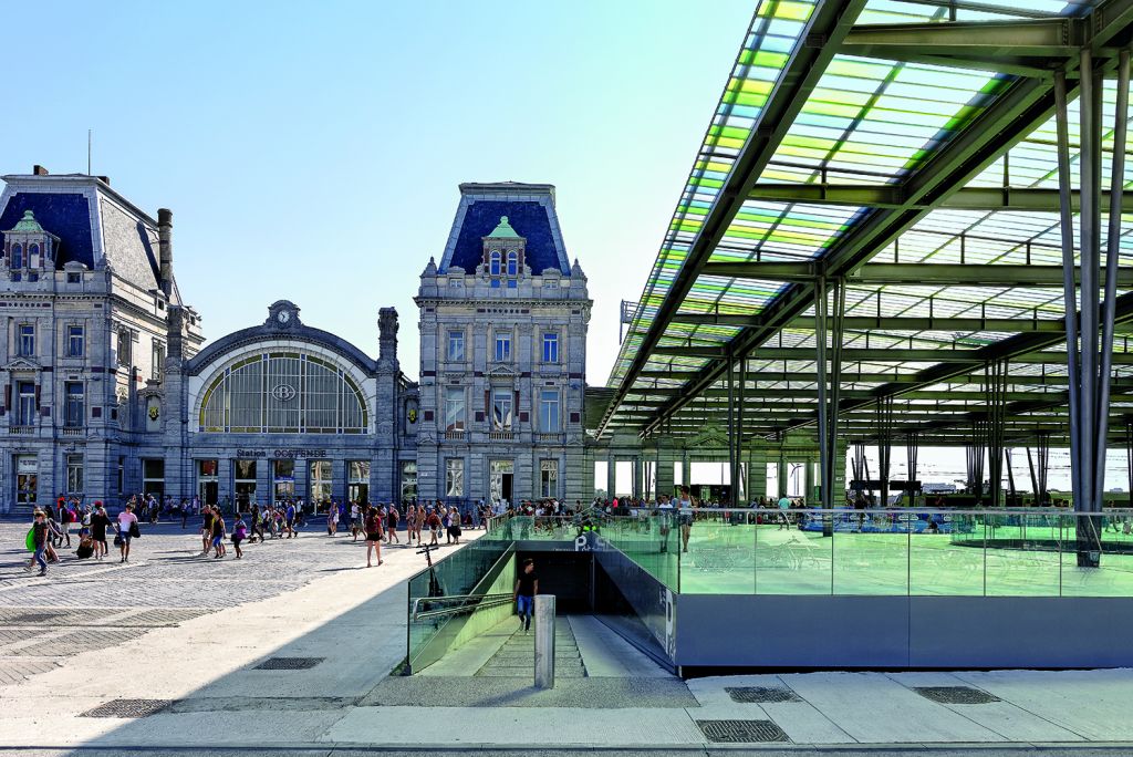 Ușoară și transparentă. Noua copertină  a Gării Oostende, Belgia
