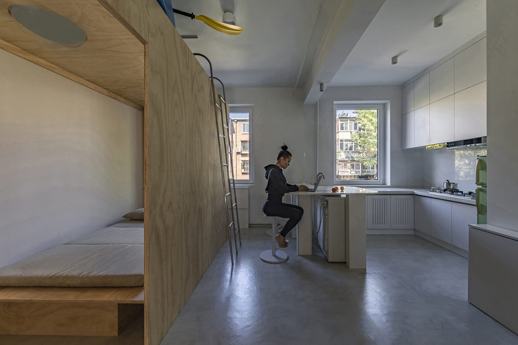 Locuire modernă într-o clădire vetustă. Post-War Apartment T101, Beijing, China