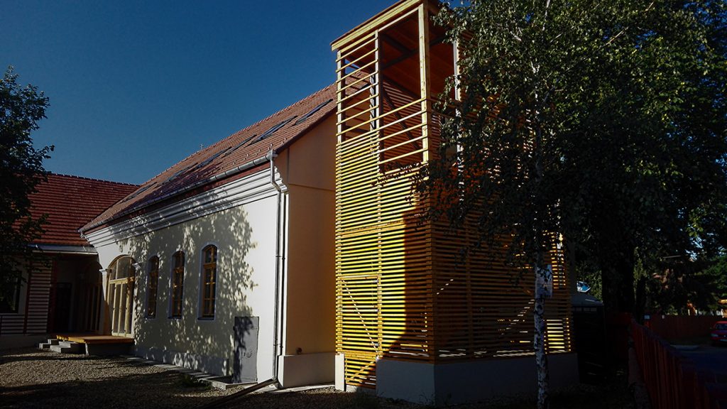 O structură modernă discretă. Grădinița Pitypang, Gheorgheni