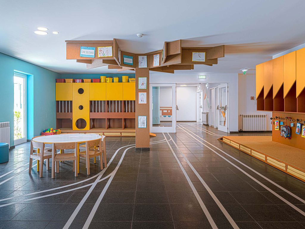 O școală ca un mic sat cu propria linie de cale ferată, în Portugalia