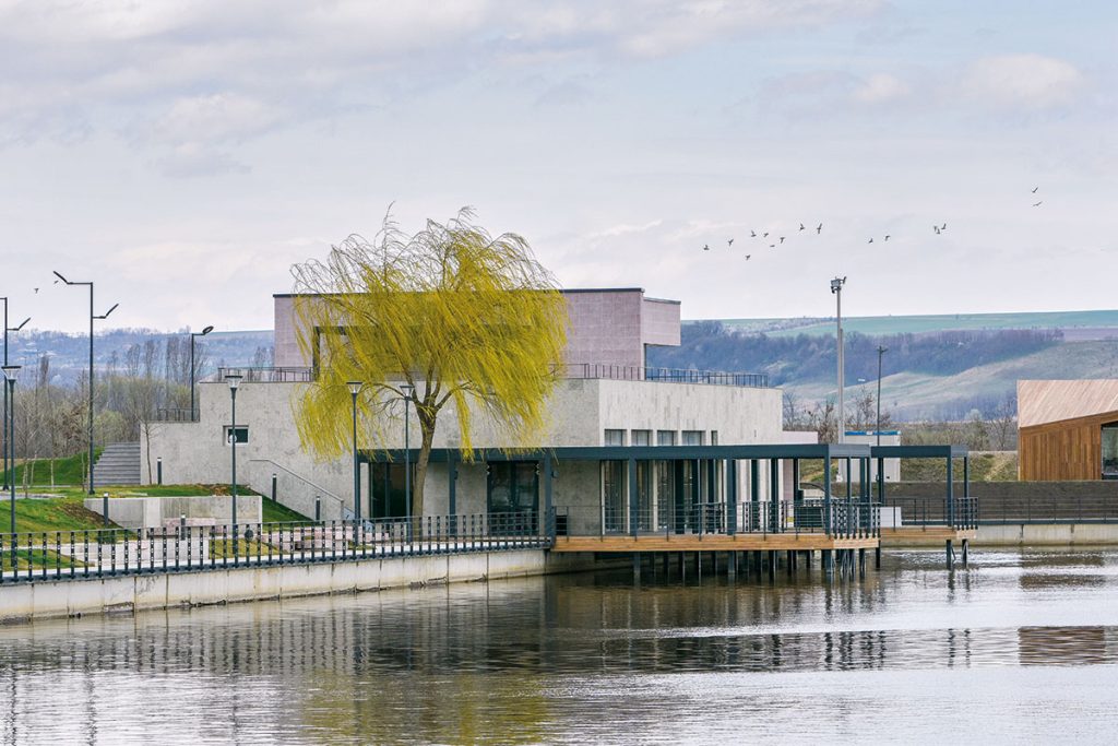 În plin univers acvatic. Lotca by ARCA