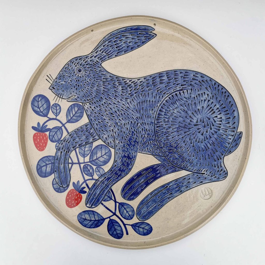 „Bestiarul albastru” din ceramică. De vorbă cu Irina Silivestru (Decartis)