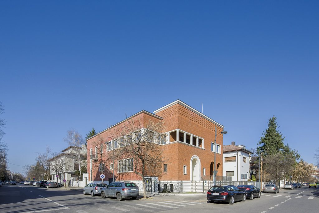 Intimitate, confort și protocol interbelic