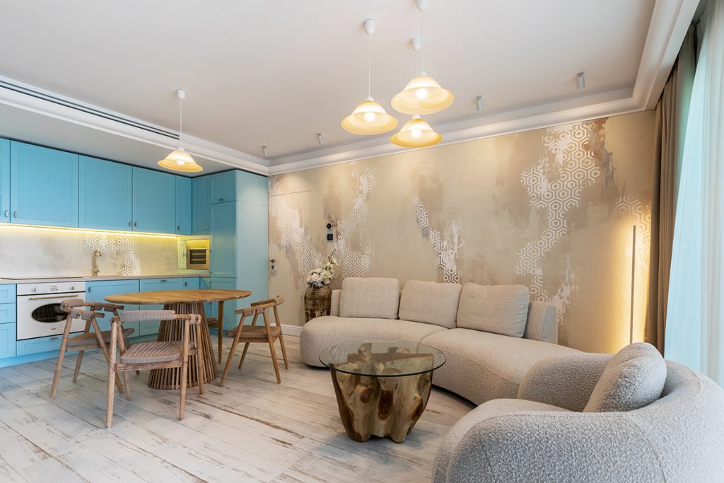 Texturi de lemn și detalii sofisticate într-un apartament de inspirație provensală de la malul Mării Negre