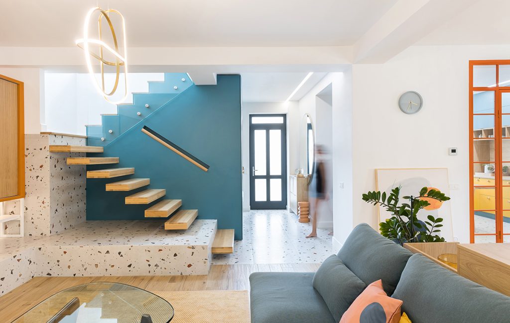 Influențe mid-century modern și culori vii