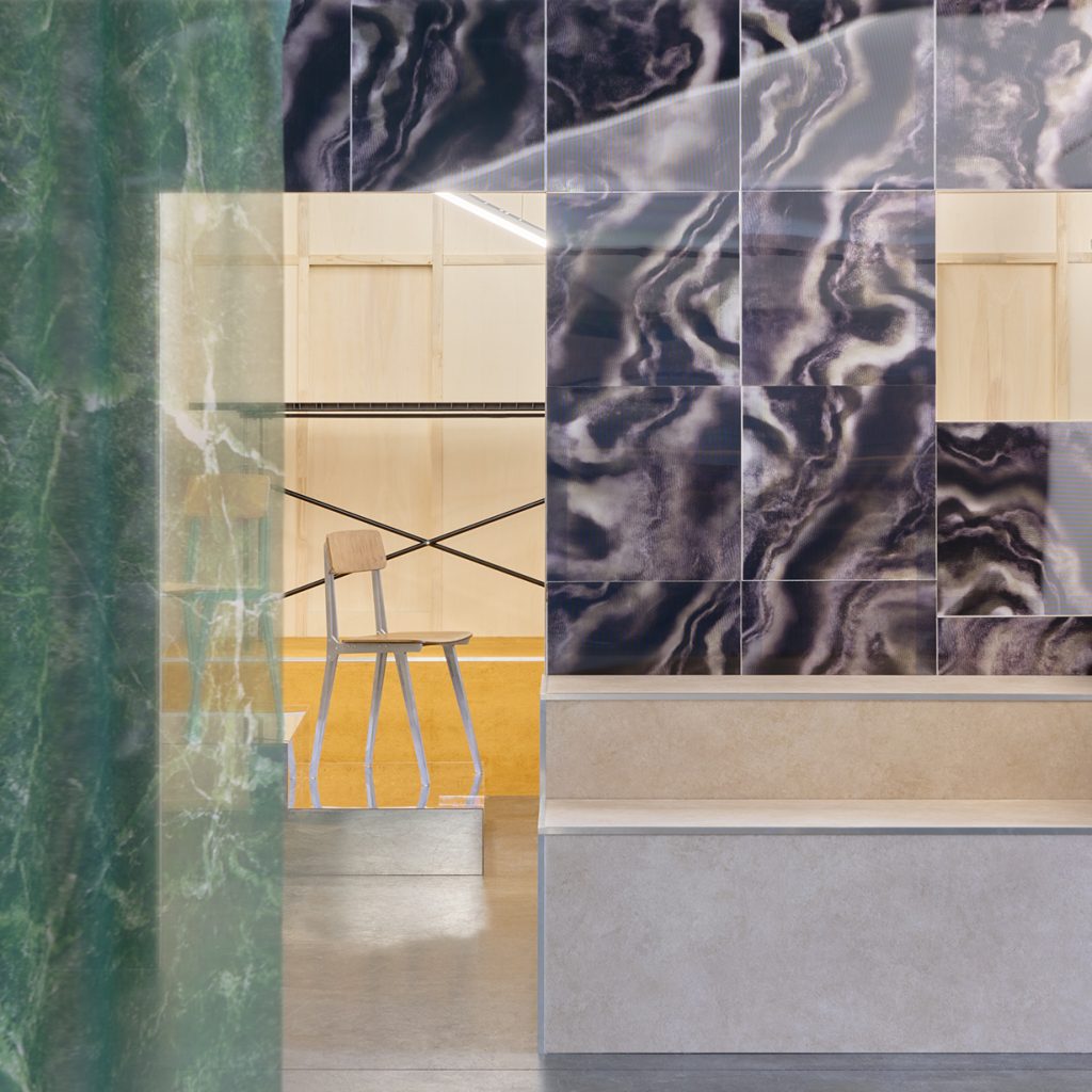 Materiale cu tradiție definesc spațiul unei expoziții dedicate inovației în design, la Milano